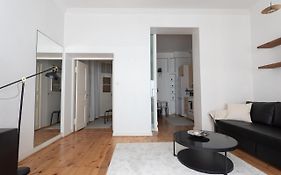 Idyllinen Valoisa Huoneisto Ullanlinnassa.